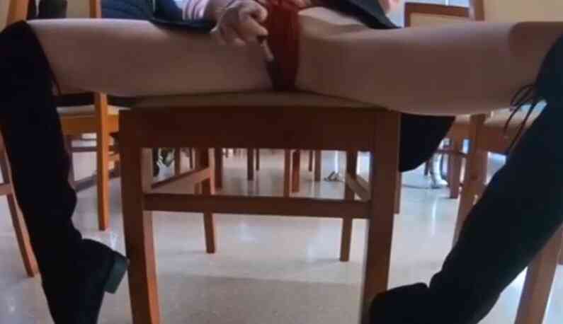 到圖書館不讀書...拿自動筆瘋狂點壓「小豆豆」書桌下的情色三角洲:想對決2