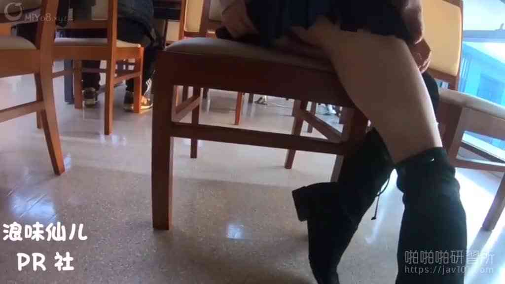 เธอแอบทำเสียวในห้องสมุด6