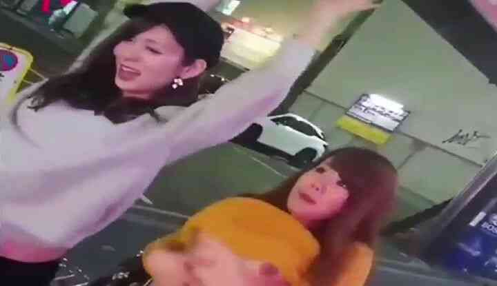 櫻花妹好放縱!深夜福利互尬「車頭燈」  網熱議:形狀超美
