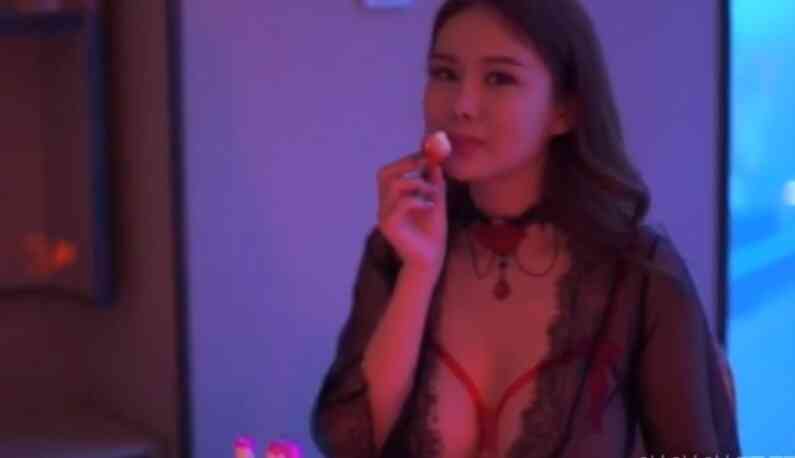 大奶妹過生日!規定蛋糕要塗在奶上才能吃...巨乳晃動色又不斷:有妳誰還要吃蛋糕