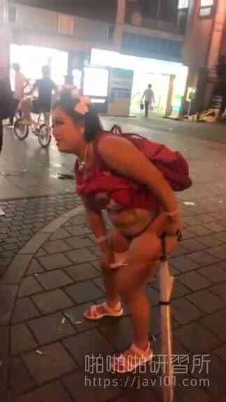 櫻花妹道頓堀橋上掀衣脫內褲！「豪乳上下都露」目擊路人大傻眼