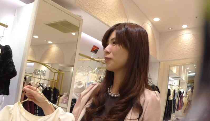 真‧偷拍神人!!假裝詢問熱心的店員 ,其實是想偷看內褲是甚麼花樣 43