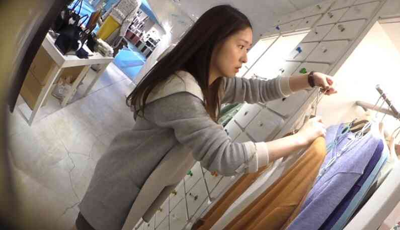 真‧偷拍神人!!假裝詢問熱心的店員 ,其實是想偷看內褲是甚麼花樣 46