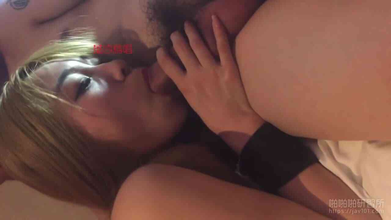 甜甜最喜歡吃雞巴了~辣模幫導演還有攝影咬咬...每一口都含到最深:好好吃喔~