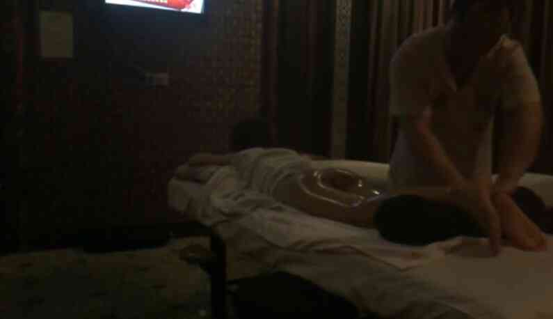 老師傅鹹豬手被偷拍!! 偷偷趁顧客睡著時加碼按摩嫩穴!!