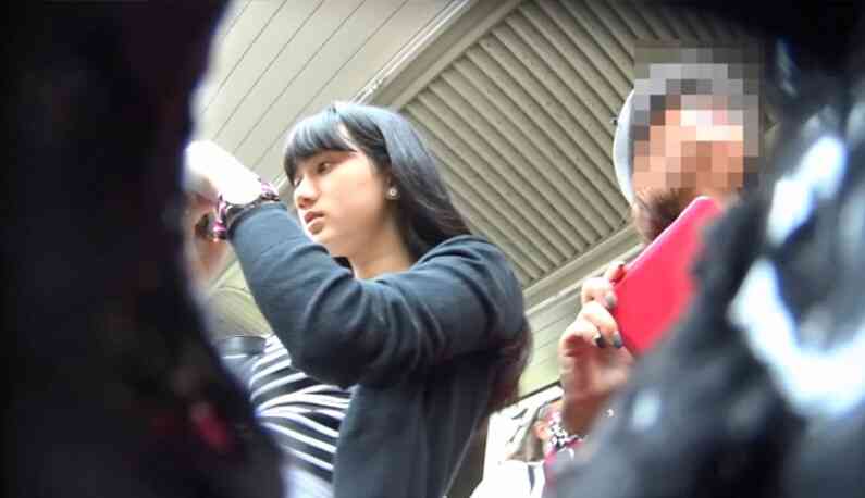 真‧偷拍神人!!眼神深邃的學生妹妹~搭電車也是要小心裙底唷~!!