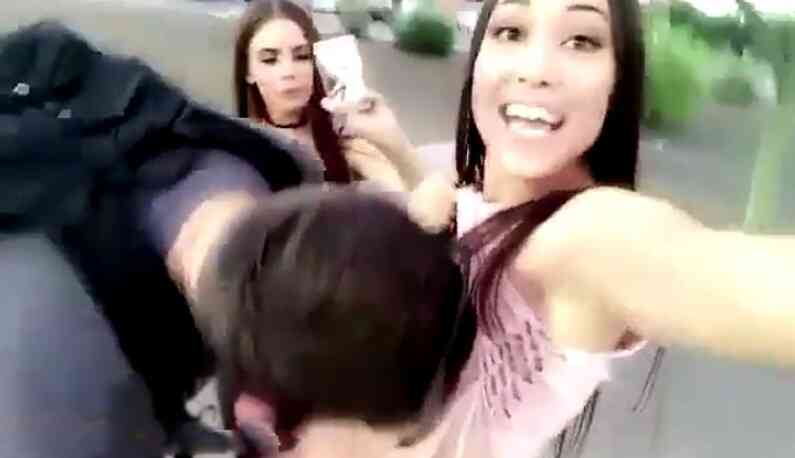 街上驚遇巨乳姊妹!「四顆白嫩饅頭」找男人掐又捏:捧著速完當場認乾媽