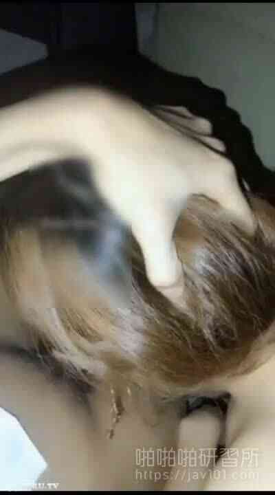 夜歸女子穿著暴露被強押上車!黑絲露胸的短裙妹子在停車場被色狼「侵入洞穴」扒光她發現她穿情趣內褲.....