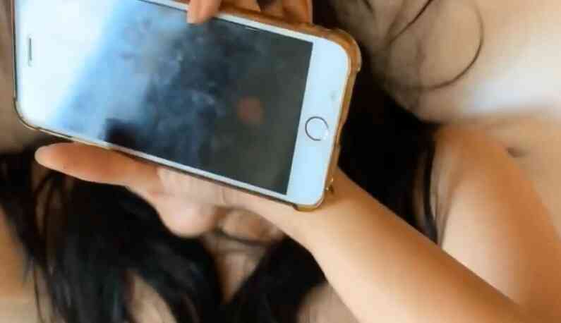 [JAV101本土精選!] 呆哥 人妻偷情老公氣噗噗只好掛電話~再打給前男友開視訊一起做!!