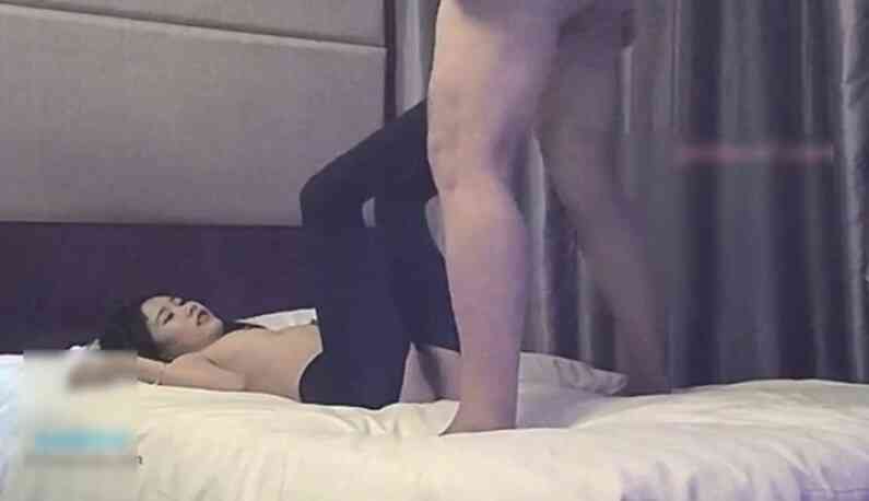 [ถุงน่องสีดำยั่วๆ] สาวร่านน้อย แฟนสาว~ โดนบีบให้เจ็บจนจุก~ แฟนยังงอนอยู่เลย~ ทนได้แต่ความเจ็บปวดเงียบๆ แล้วโดนเย็ด QQ