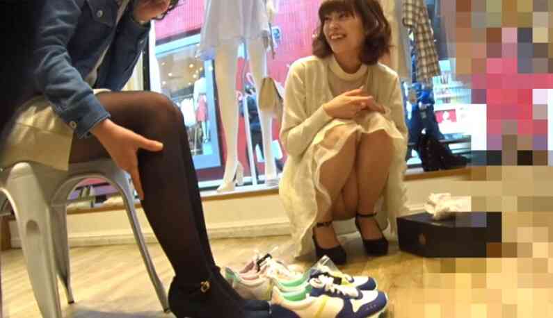 真‧偷拍神人!!假裝詢問熱心的店員 ,其實是想偷看內褲是甚麼花樣 49