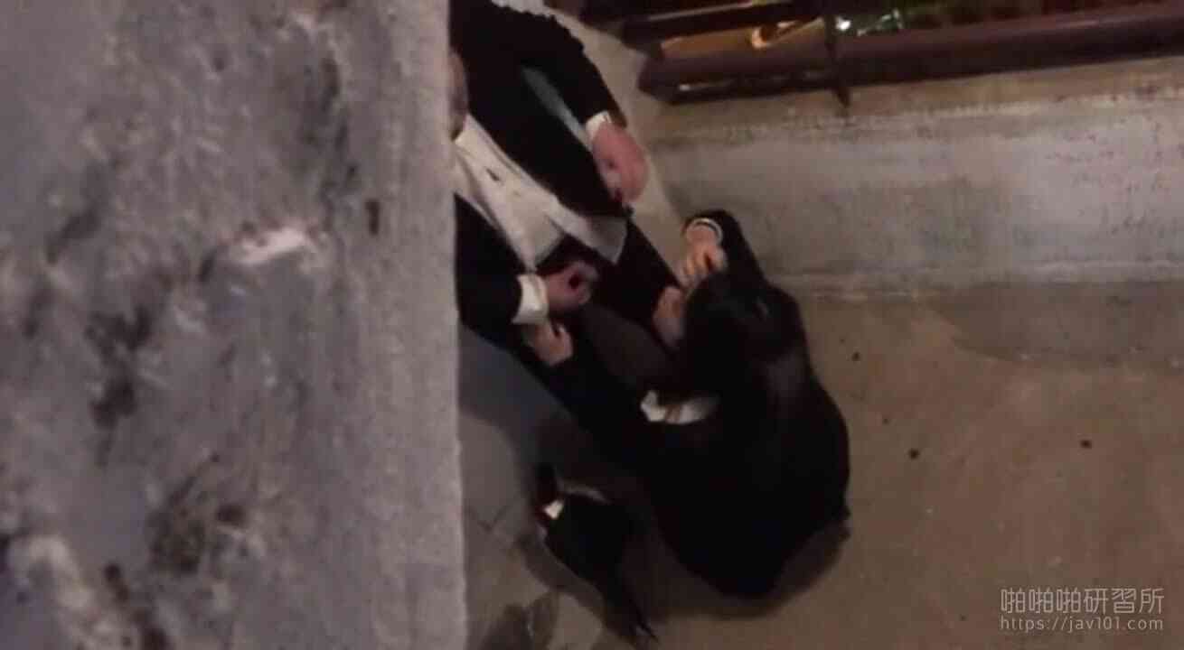 好拚?房仲在樓梯間公然吃香腸3