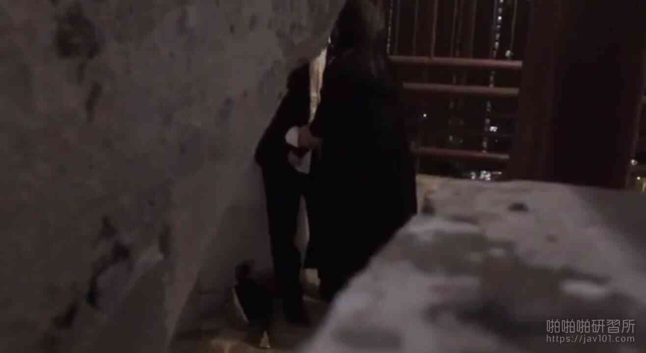 好拚?房仲在樓梯間公然吃香腸2
