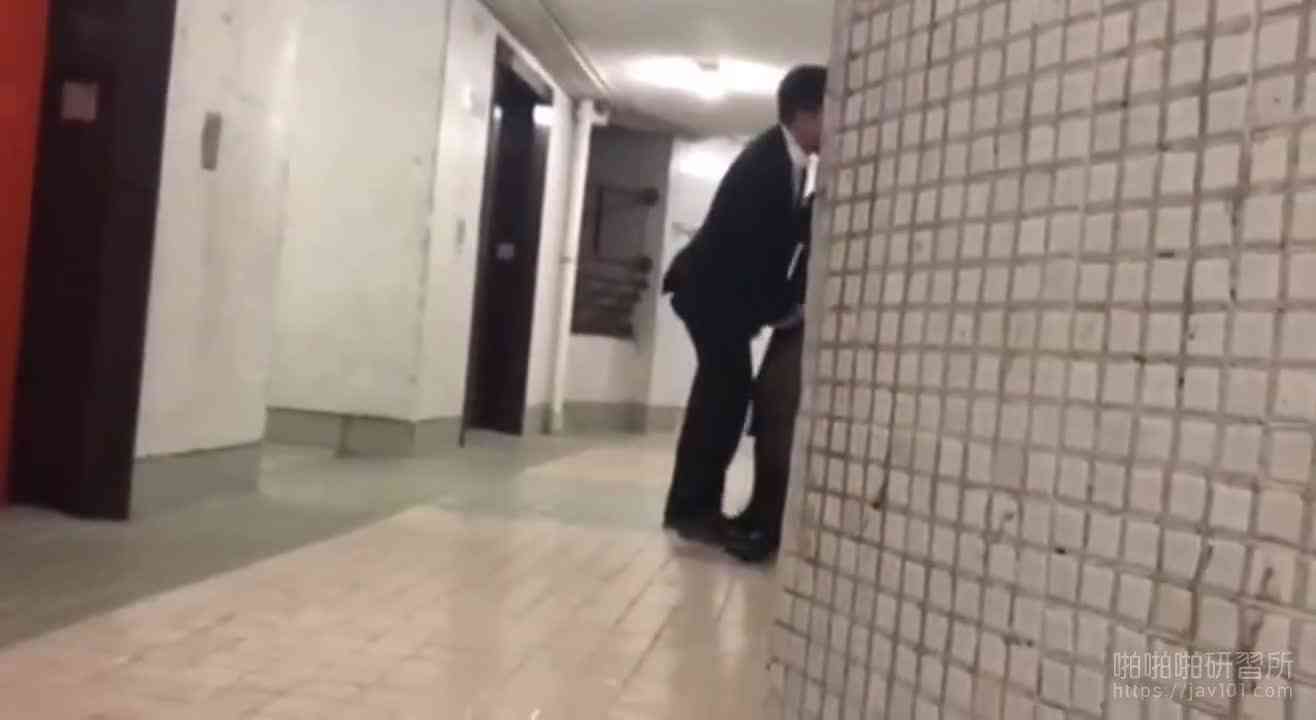 好拚?房仲在樓梯間公然吃香腸1