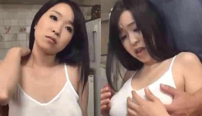 [ญี่ปุ่น] แฟนสาวหน้าอกใหญ่เหงื่อไหลท่วมอก~ Areola โผล่มาแล้ว~ แฟนหนุ่มอดไม่ได้ที่จะมาข้างหลัง!!