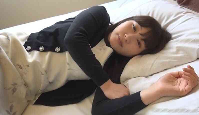 [JAV101本土精選!] 薰衣草女孩~懶洋洋的癱在床上~讓色伯伯玩弄小穴~感覺表情很Enjoy~