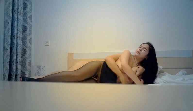 สาวถุงน่องส่งเสียงดัง