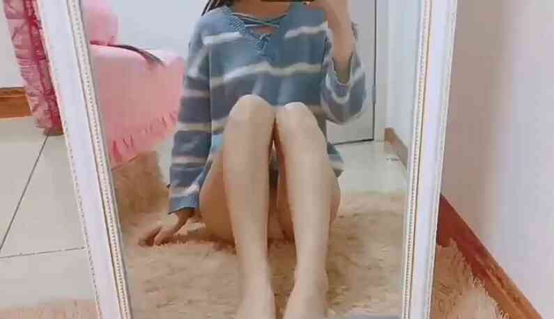 ซอสสาวติดอินเทอร์เน็ต C เกี๊ยวซ่าวิดีโอเซลฟี่เล็ก ๆ ที่สัมผัสตัวเองไหลออกมา ~ จะใส่หรือไม่ ~ ขาเรียวสวยสุด ๆ !!