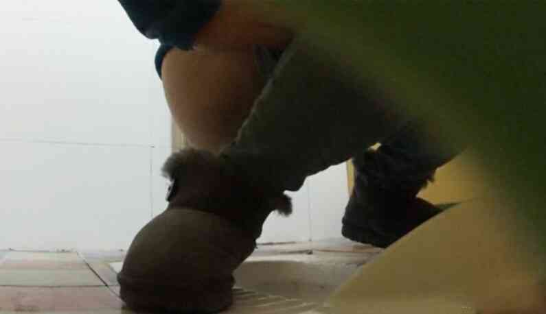 女大生廁所春光乍洩~還跟朋友說說笑笑的!!