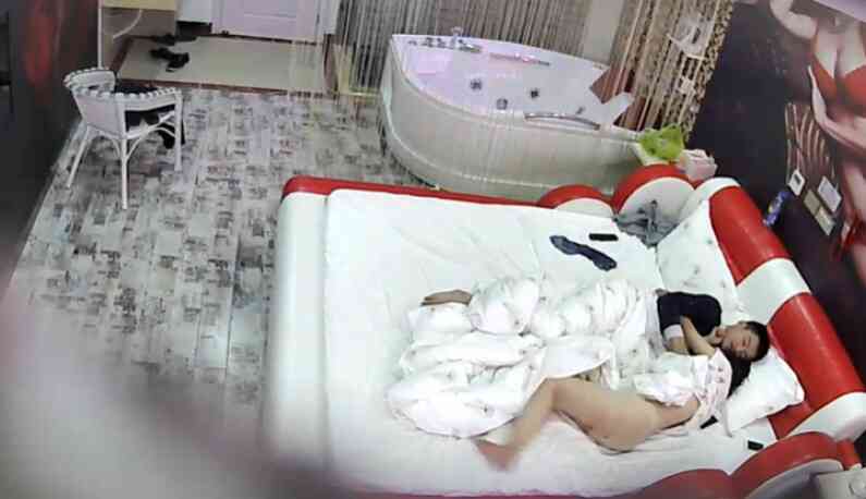 คู่หนุ่มสาวเตรียมถุงยางไว้สำหรับคืนนี้~ เยื่อพรหมจารีที่เย้ายวนใจมาก~