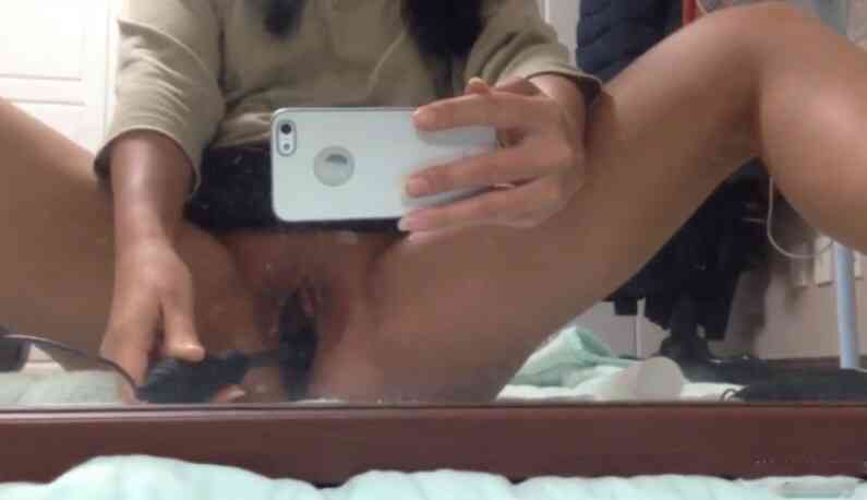 學妹拍這個給我是什麼意思?拿棒棒塞自己的穴穴,學長好害羞~