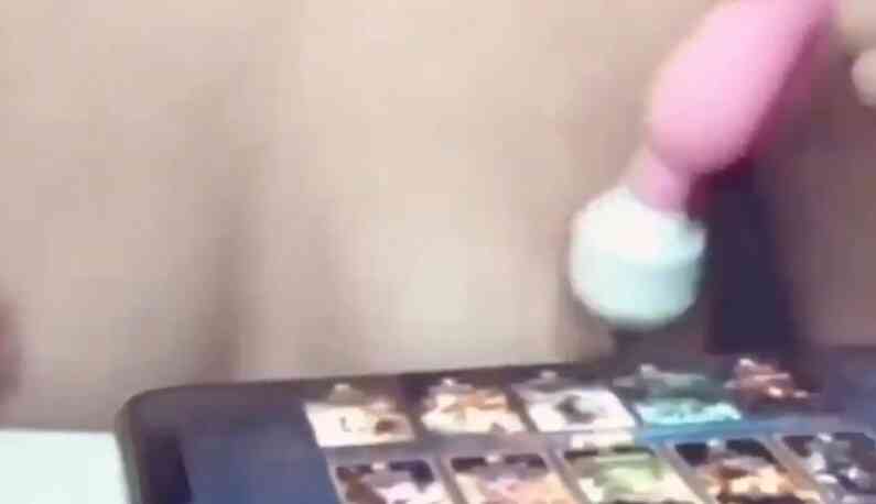 玩手機,還是玩奶子?