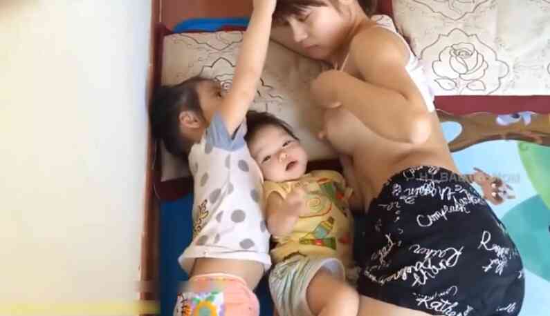 ภรรยาป้อนนมให้ลูก