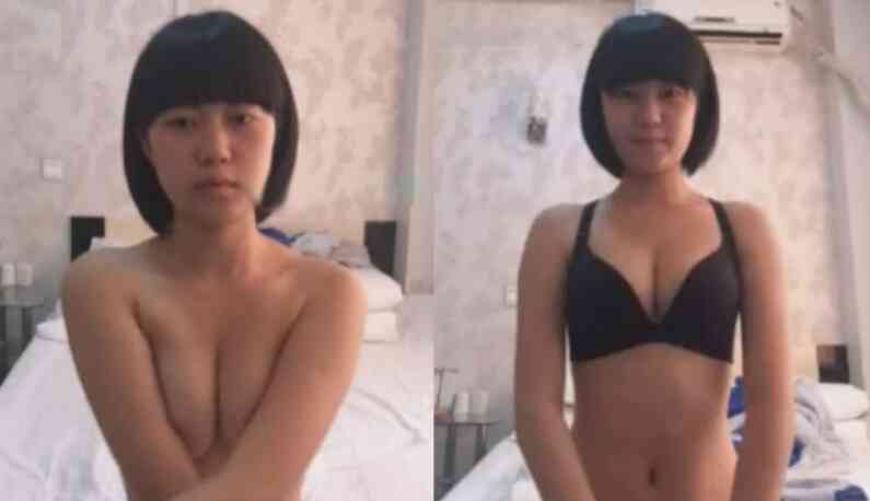 นักศึกษาสาวถ่ายเอง