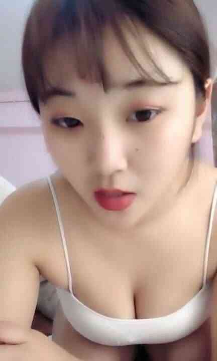 可爱漂亮美女主播 直播小秀 身材小丰满 揉穴翘屁股看小穴 很是诱人