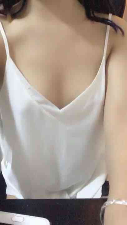 美乳少妇白色吊带装黄瓜自慰秀 椅子上黄瓜抽插自摸逼逼挺粉嫩 很是诱惑喜欢不要错过