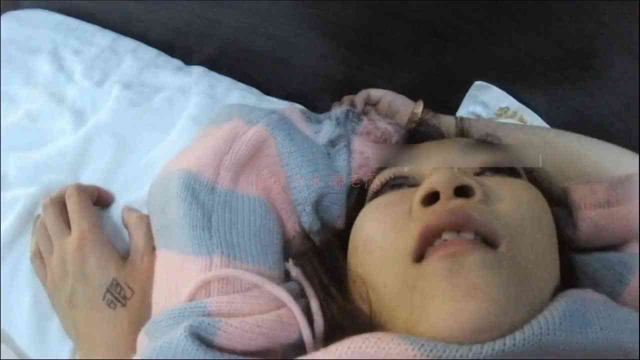 女神级性感气质大美女和2网友吃完夜宵K哥喝多了被带到酒店2人轮流啪啪,边操边用手机拍,干完还把她衣服穿好!