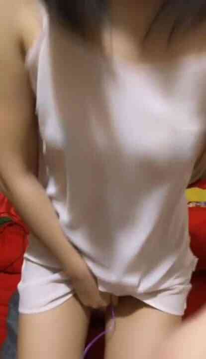 颜值不错舌头很灵活的新人妹子 拨开内裤看逼逼换衣诱惑 很是诱人喜欢不要错过