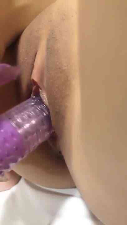 颜值不错大奶妹子酒店双人啪啪 振动棒抽插无毛美穴再大力猛操 很是诱惑喜欢不要错过