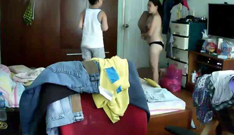 กล้องวงจรปิดที่บ้านปลอดภัยไหม?? ถอดเสื้อผ้าต่อหน้าลูกชายแบบนี้ไม่อายหรอ