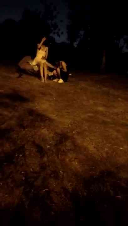 两个妹子深夜路边露出舔奶舔逼 路边石头上椅子上撩起裙子舔逼 很是诱惑不要错