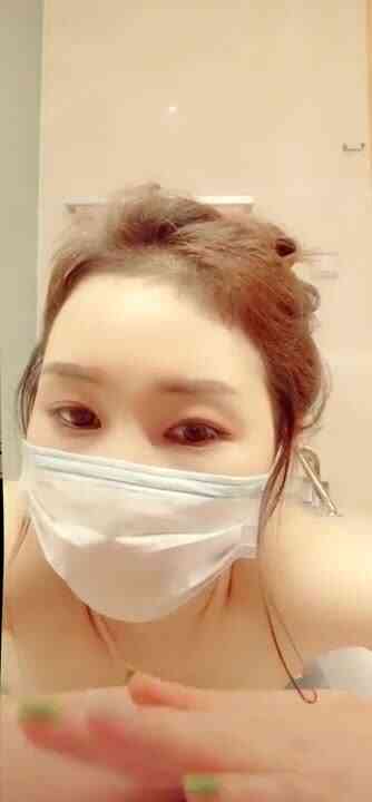 白皙皮肤口罩少妇浴室洗澡秀 大奶子非常诱人小露逼逼大白屁股 很是诱惑喜欢不要错过