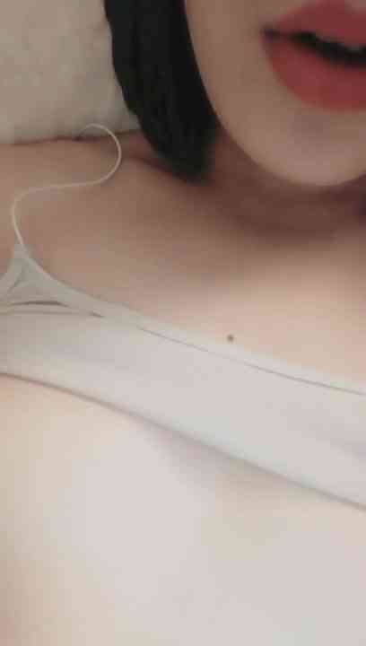 颜值不错短发妹子自慰秀第二部 按摩器道具抽插跳蛋震动呻吟娇喘 很是诱惑喜欢不要错过