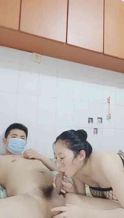 สาวแว่นอมกระปู๋ให้แฟนหนุ่ม เสียวมากอย่าบอกใคร