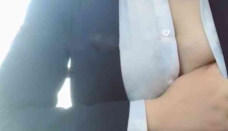 偷偷的想你…在茶水間偷偷脫衣服不會被看到吧?