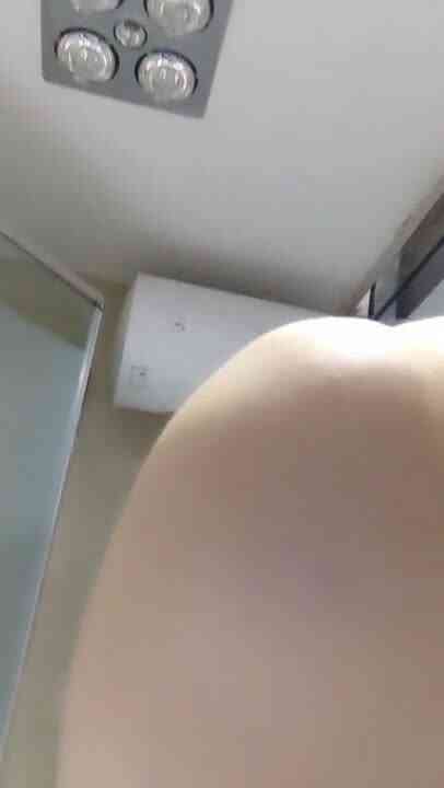 逼逼粉嫩骚气少妇酒店漏奶漏逼秀 掰开嫩逼厕所尿尿毛毛刮了 很是诱惑喜欢不要错过