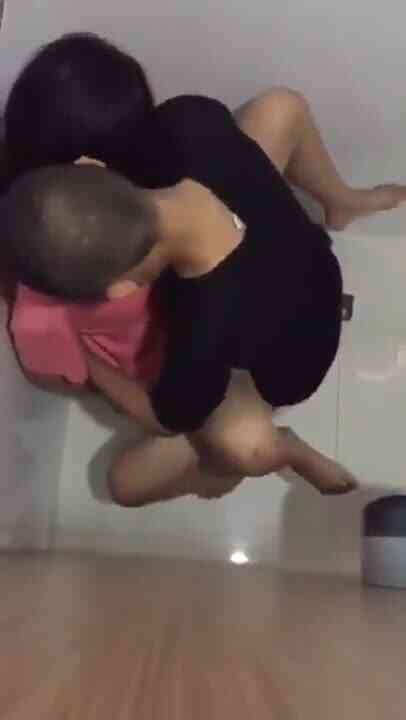 แอบถ่ายเพื่อนพาแฟนมาเย็ดในห้องน้ำ - คลิปเต็มที่นี่