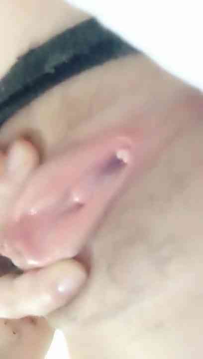 皮肤白皙逼逼非常粉嫩少妇 拨开内裤漏逼自摸诱惑粉嫩逼很是诱人 很是诱惑喜欢不要错过