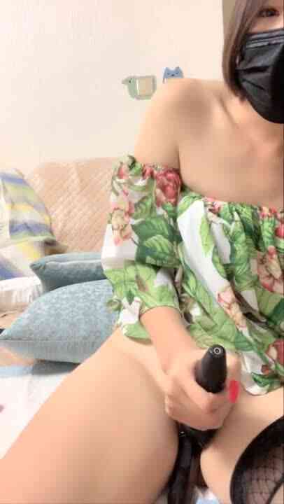 颜值不错妹子性感单腿黑丝道具自慰秀 跳蛋塞逼逼按摩器震动头部插入 很是诱惑喜欢不要错过