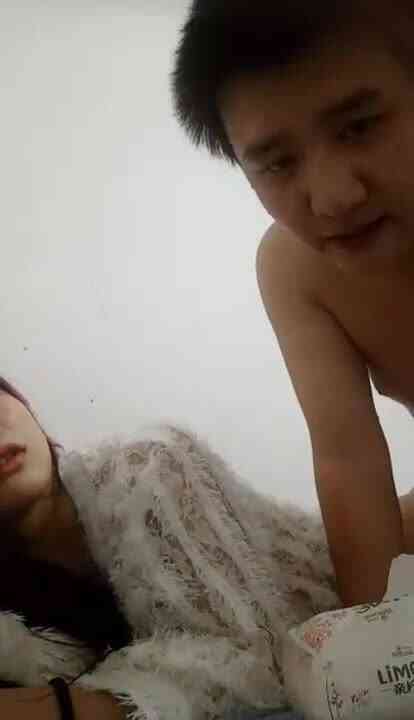 金屋藏娇阁爱哭的小姑娘新人夫妻0505一多啪啪大秀 妹子自摸 双人多体位啪啪很是诱人