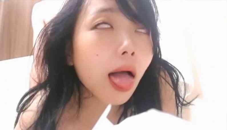 สาวน้อยน่ารักโดนเย็ดเสียวจนตาลอย