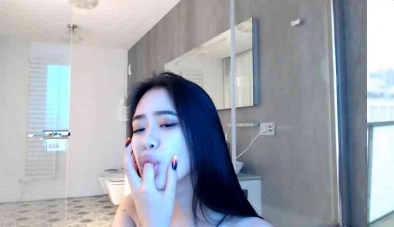 [歐美] Li Chang Show~趴在床上露半球~還不忘玩身體海浪~0201-2