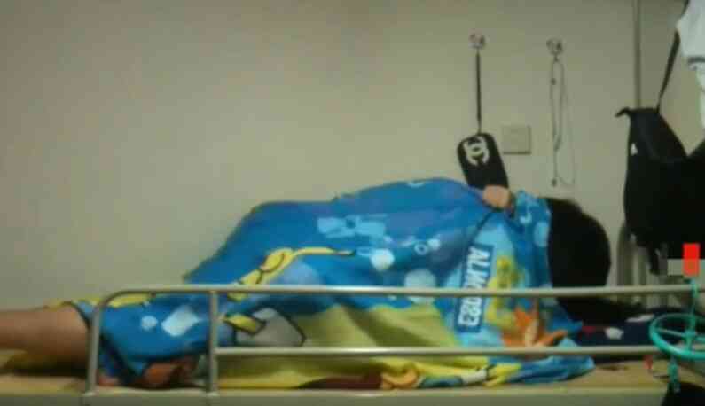 淫亂宿舍!被子蓋著就直接操起來!年輕人就是年輕人,太衝動了!