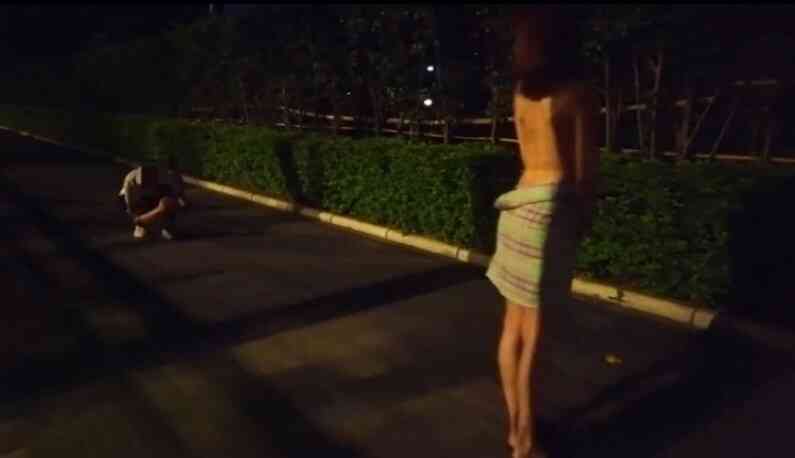 三更半夜 邀路人街頭裸拍!究竟能約到幾個漂亮妹妹呢?