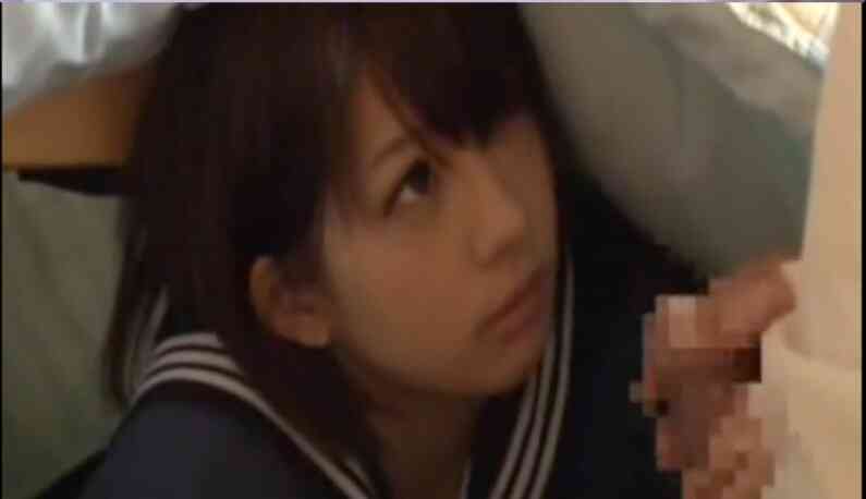 日本高中很正的妹 帶同學回家唸書 唸到在暖桌下面修幹內射
