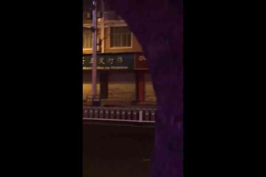 這是在哪!晚上酒醉女當街脫衣路人圍觀
